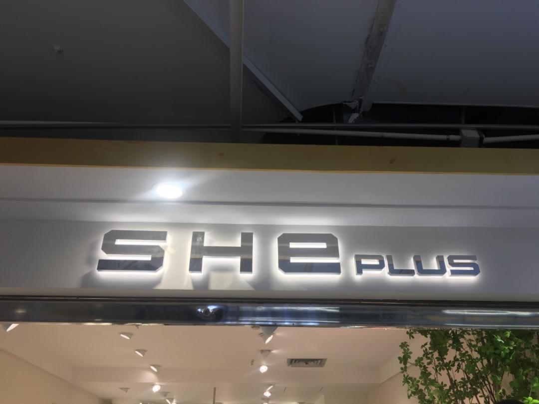 she plusLOGO